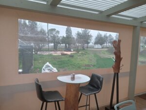 קפה לייבו עגלת קפה רמת הנשיא טראמפ רמת הגולן תמונה של שולחן וכסאות בתוך מחסה