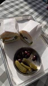 גרייפו עגלת קפה בשפלה תמונה של כריכים עם חמוצים ליד על מגש