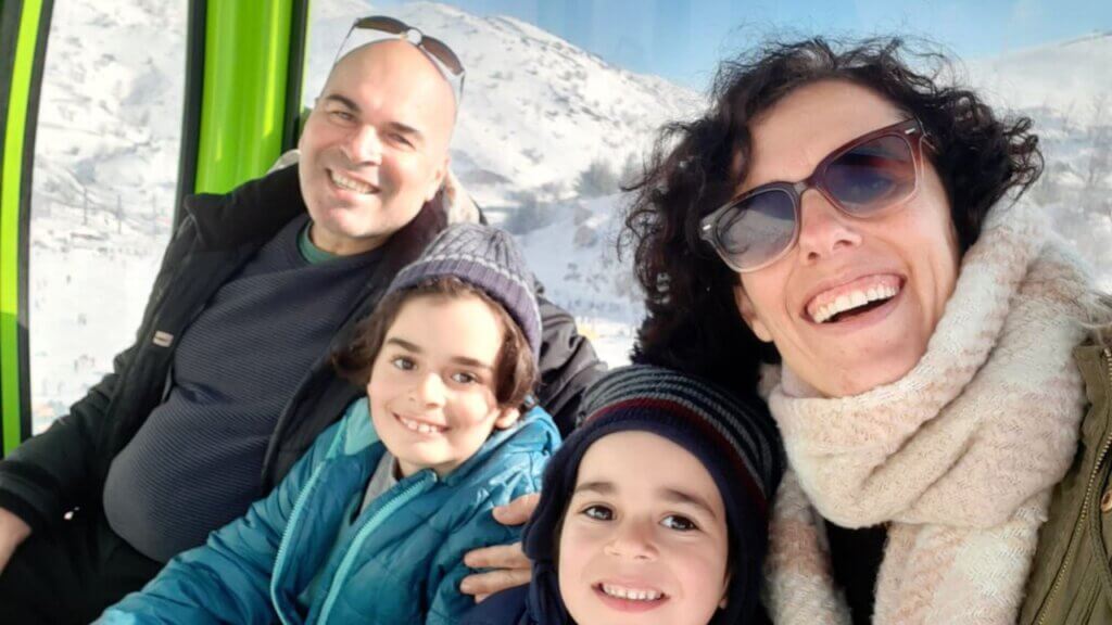 טיול לחרמון תמונה של משפחה על רכבל