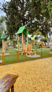 הגילברטס עגלת קפה קיבוץ רמת השופט תמונה של גן שעשועים