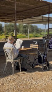 לאה'לה עגלת קפה כפר פינס תמונה של אדם קורא עיתון