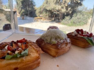 יולה עגלת קפה קיבוץ רבדים תמונה של מאפים